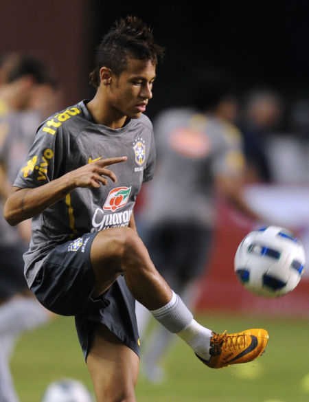 今年英雄联盟S12全球总决赛，将在NBA球队金州勇士主场场馆举行